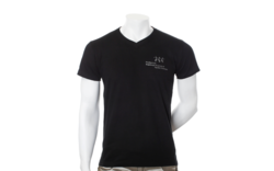 Schwarzes T-Shirt mit V-Ausschnitt der Hochschule Augsburg